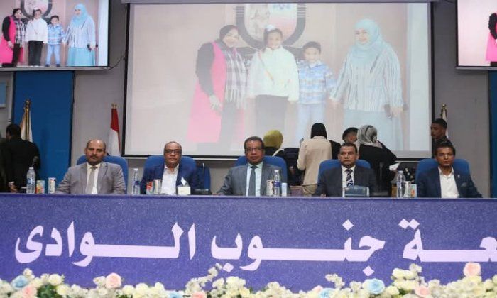 جامعة جنوب الوادي تحتفي بتخريج دفعة جديدة من قسم اللغة العربية في أجواء بهيجة جامعة جنوب الوادي تحتفي بتخريج دفعة جديدة من قسم اللغة العربية في أجواء بهيجة
