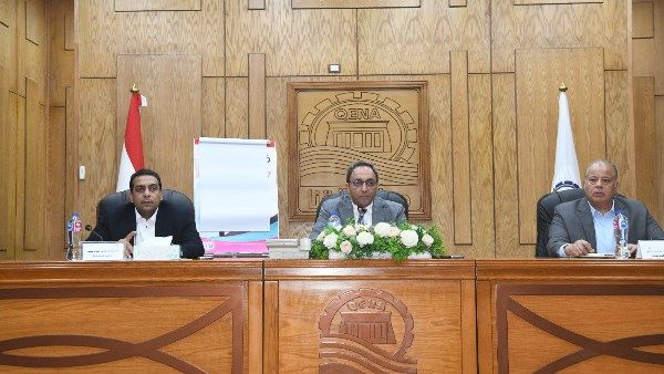 محافظ قنا يجتمع برؤساء المدن لمتابعة آليات عمل وأولويات المرحلة المقبلة