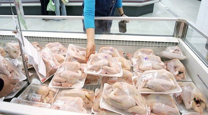 التموين: تخفيض سعر كيلو الدواجن المجمدة بالمجمعات الاستهلاكية إلى 125 جنيهًا التموين: تخفيض سعر كيلو الدواجن المجمدة بالمجمعات الاستهلاكية إلى 125 جنيهًا