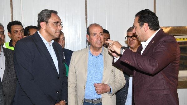 محافظ قنا ورئيس الجهاز المركزي للتعمير يتفقدان مزرعة دواجن ومصنعا للأعلاف