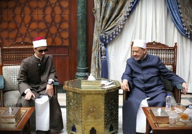 شيخ الأزهر يستجيب لرغبة صاحب البصيرة محمد أحمد حسن في تعلم اللغة الإنجليزية شيخ الأزهر يستجيب لرغبة صاحب البصيرة محمد أحمد حسن في تعلم اللغة الإنجليزية