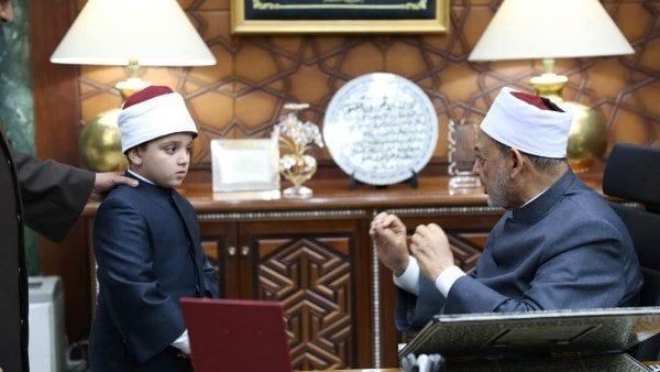 شيخ الأزهر يستقبل الطفل أنس ربيع متقن حفظ المتون والقرآن الكريم شيخ الأزهر يستقبل الطفل أنس ربيع متقن حفظ المتون والقرآن الكريم