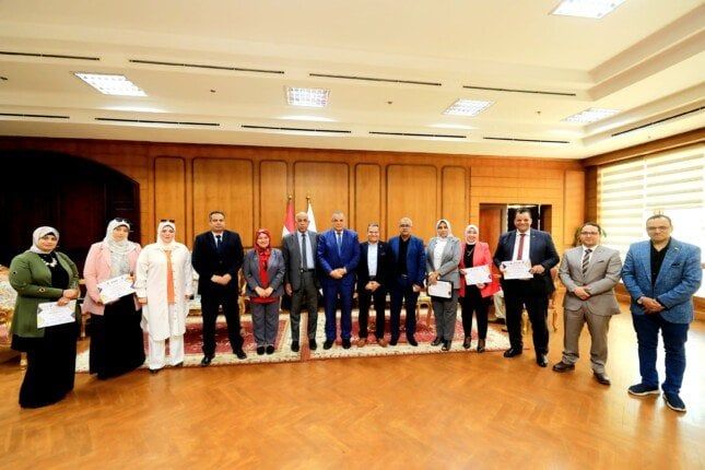 رئيس جامعة كفر الشيخ يكرم مقدمي الدورات التدريبية بمركز الإرشاد النفسي رئيس جامعة كفر الشيخ يكرم مقدمي الدورات التدريبية بمركز الإرشاد النفسي