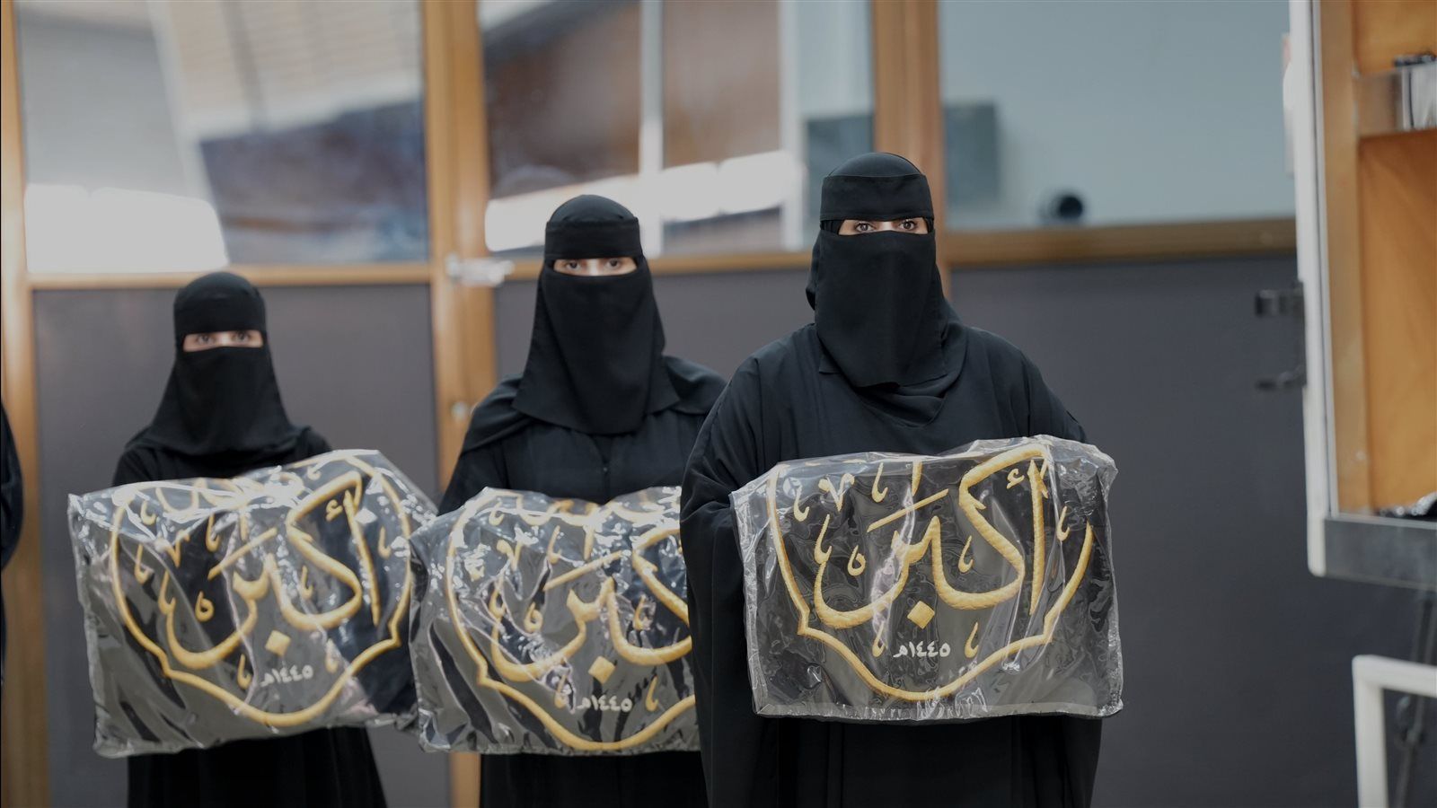 لأول مرة.. المرأة السعودية تشارك في مراسم تغيير كسوة الكعبة