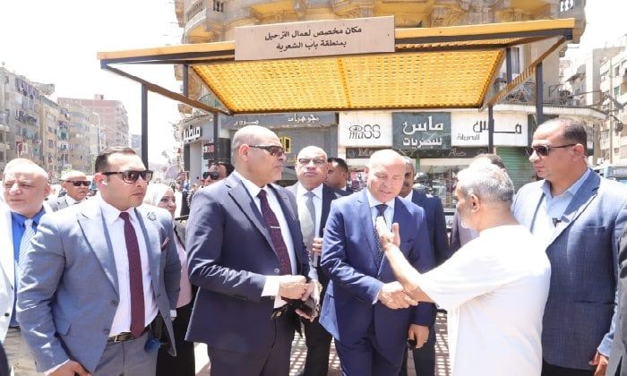 وزير العمل ومحافظ القاهرة يتفقدان مقاعد انتظار مُجهزة لعمال التراحيل بباب الشعرية وزير العمل ومحافظ القاهرة يتفقدان مقاعد انتظار مُجهزة لعمال التراحيل بباب الشعرية