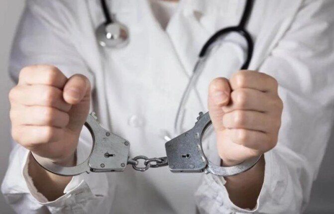 «محامي» حفيدة رئيس الوزراء الأسبق: المتهم كاتب أنه طبيب تجميل خبرة 10 سنوات وهو صيدلي «محامي» حفيدة رئيس الوزراء الأسبق: المتهم كاتب أنه طبيب تجميل خبرة 10 سنوات وهو صيدلي