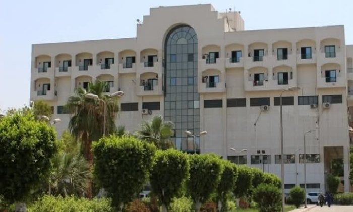 ورم خبيث وشلل بالأحبال الصوتية.. فريق جامعي ينقذ حياة سبعينية بفتح رغامي طارئ بمستشفي قنا ورم خبيث وشلل بالأحبال الصوتية.. فريق جامعي ينقذ حياة سبعينية بفتح رغامي طارئ بمستشفي قنا