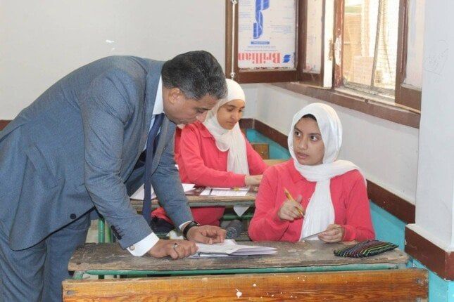 مدير تعليم الجيزة يتابع انتظام لجان الامتحانات بعدد من مدارس المحافظة مدير تعليم الجيزة يتابع انتظام لجان الامتحانات بعدد من مدارس المحافظة