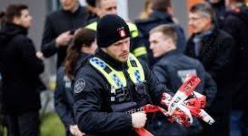 إصابة 12 شخصا في هجوم بسكين بمحطة قطارات هامبورج الألمانية.. واعتقال المشتبه به إصابة 12 شخصا في هجوم بسكين بمحطة قطارات هامبورج الألمانية.. واعتقال المشتبه به