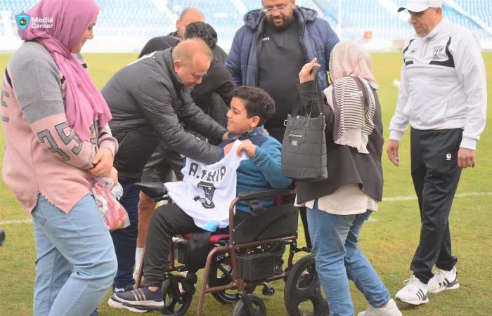 غزل المحلة يكرم الطفل بدر شعبان.. ورئيس النادي يهديه كرسيًا كهربائيًا| صور - خليج نيوز