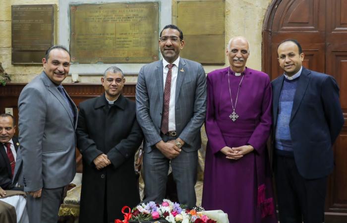 رئيس الأسقفية يصلي قداس العيد بكاتدرائية الإسكندرية .. صور - خليج نيوز