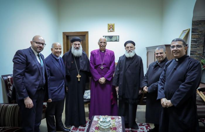 رئيس الأسقفية يصلي قداس العيد بكاتدرائية الإسكندرية .. صور - خليج نيوز