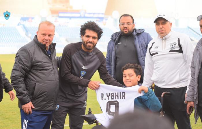 غزل المحلة يكرم الطفل بدر شعبان.. ورئيس النادي يهديه كرسيًا كهربائيًا| صور - خليج نيوز