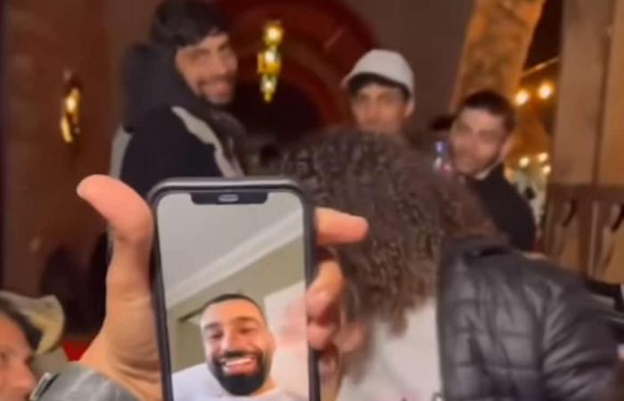 فاجىء الممثلين .. محمد صلاح فى موقع تصوير مسلسل  كامل العدد 3 l شاهد - خليج نيوز