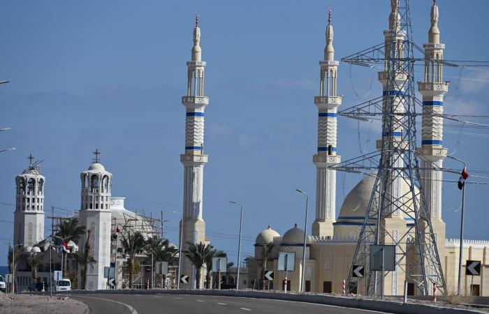 محافظ جنوب سيناء يتفقد مسجد الصديق وأعمال إنشاء كنيسة "كيرياليسون" - خليج نيوز