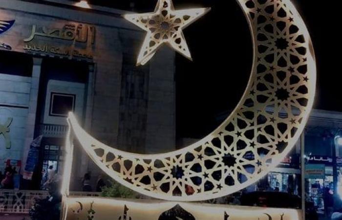 تزامنا مع اقتراب حلول شهر رمضان الكريم.. شوارع الأقصر تتزين وتتجمل بالفانوس والهلال خليج نيوز