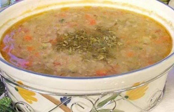 مغذية وسهلة.. طريقة عمل شوربة الفريك بمذاق شهي - خليج نيوز