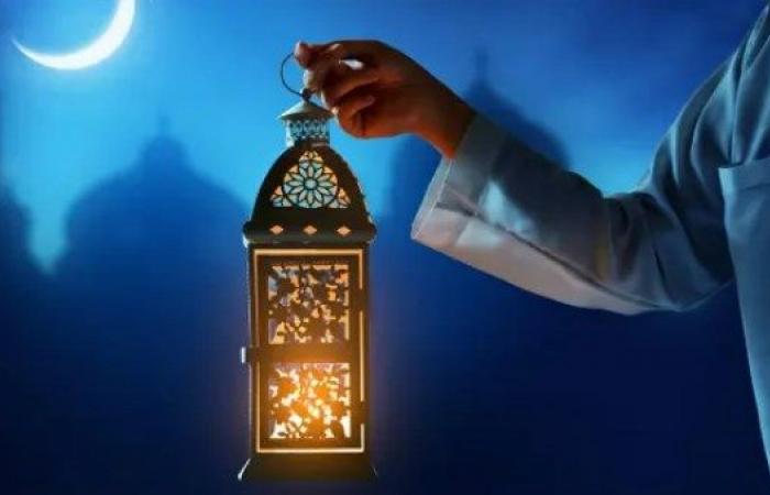 أجواء البهجة والفرح.. أول ظهور لفانوس رمضان فى مصر - خليج نيوز