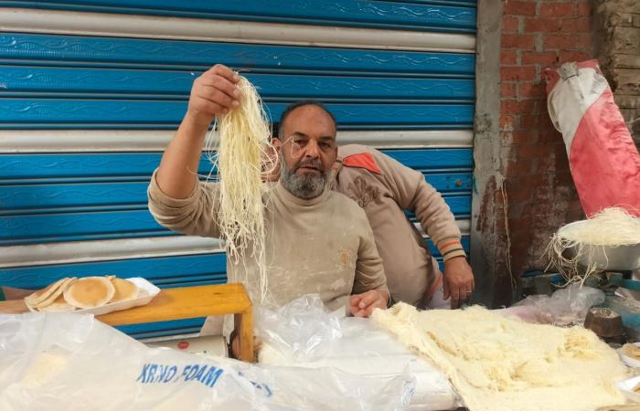 مهنة أجدادي .. حكاية «الليثي» أشهر بائع كنافة وقطايف على الفرن البلدي بالشرقية : بقالي 50 سنة بمارسها