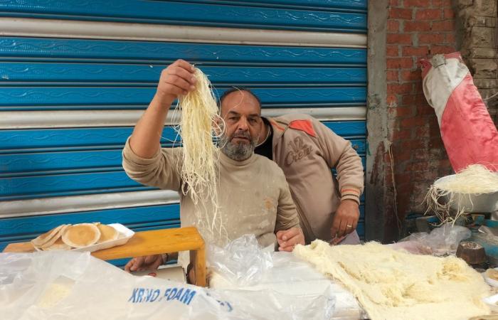 مهنة أجدادي .. حكاية «الليثي» أشهر بائع كنافة وقطايف على الفرن البلدي بالشرقية : بقالي 50 سنة بمارسها