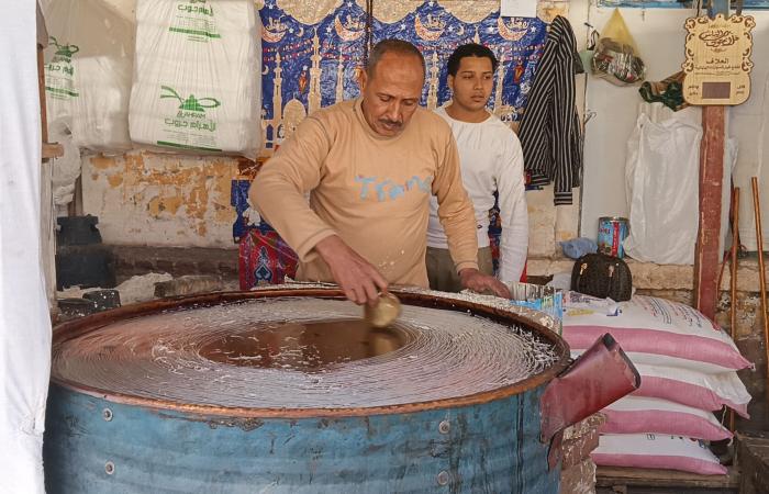 بالفيديو| الحاج أحمد.. نصف قرن من صناعة الكنافة وإرث عمره 270 عامًا في سوهاج - خليج نيوز