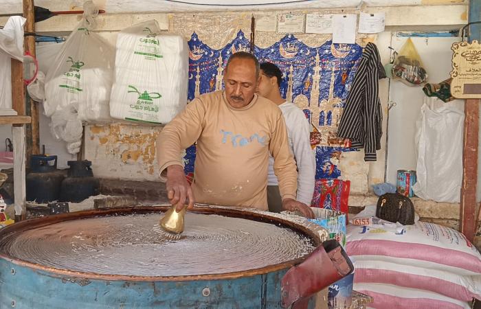 بالفيديو| الحاج أحمد.. نصف قرن من صناعة الكنافة وإرث عمره 270 عامًا في سوهاج - خليج نيوز