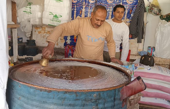 بالفيديو| الحاج أحمد.. نصف قرن من صناعة الكنافة وإرث عمره 270 عامًا في سوهاج - خليج نيوز