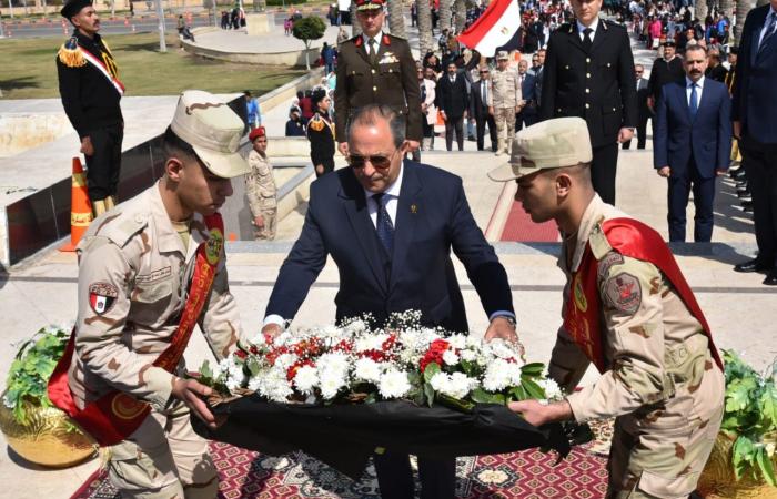 بالصور.. محافظ بورسعيد يضع إكليلًا من الزهور على النصب التذكاري بمناسبة يوم الشهيد - خليج نيوز