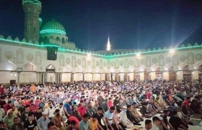 الجامع الأزهر يمتلئ بالمصلين في العشاء والتراويح بالليلة العاشرة من رمضان - خليج نيوز