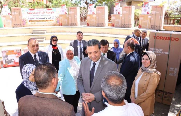 توزيع أجهزة كهربية على العرائس في احتفالات العيد القومي لمحافظة دمياط - خليج نيوز
