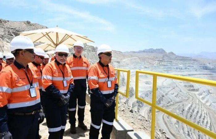 رئيس الوزراء يلتقي عددا من نواب البرلمان بعد انتهاء جولته في منجم السكري - خليج نيوز