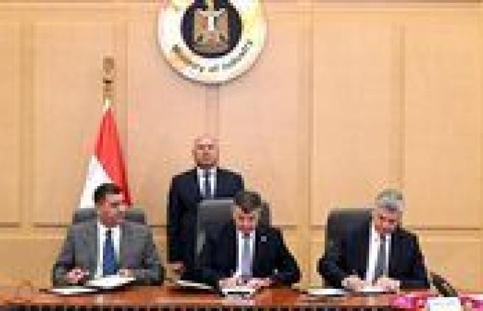 وزير الصناعة يشهد توقيع عقد تنفيذ أعمال البنية الأساسية لمشروع إعادة تأهيل ترام الرمل