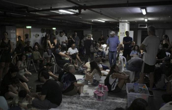 (فيديو) حارس إسرائيلي يمنع فلسطينياً من دخول ملجأ أثناء القصف الإيراني ويدخل امرأة إسرائيلية