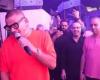 بـ «لوك جديد».. عمرو دياب يشعل حماس جمهوره في حفل دبي - خليج نيوز