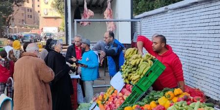 بالصور.. محافظ الجيزة يتابع انتظام فتح سوق اليوم الواحد بإمبابة وتوافد المواطنين عليه - خليج نيوز