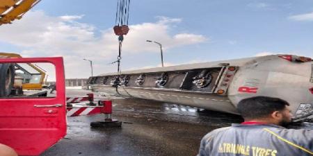 بلا أضرار.. محافظ القاهرة يتابع حادث انقلاب سيارة مواد بترولية بالاسمرات - خليج نيوز