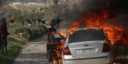 بحماية قوات الاحتلال.. مستوطنون يحرقون مركبات ويهاجمون منازل فلسطينيين ومحلات تجارية - خليج نيوز