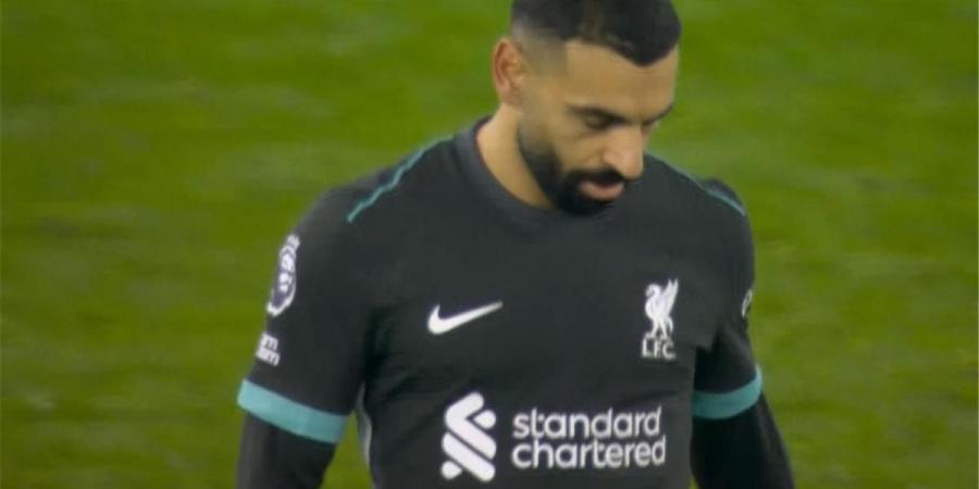 تصرف غير متوقع من محمد صلاح بعد نهاية الشوط الأول من مباراة ليفربول ووست هام (فيديو)