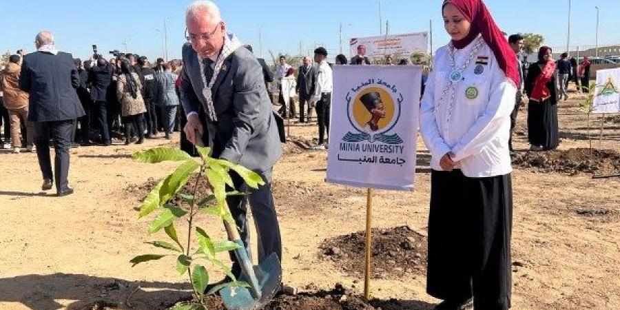 رئيس جامعة المنيا يشارك بالمبادرة الرئاسية " اتحضر للأخضر .. ويغرس شجرة" - خليج نيوز