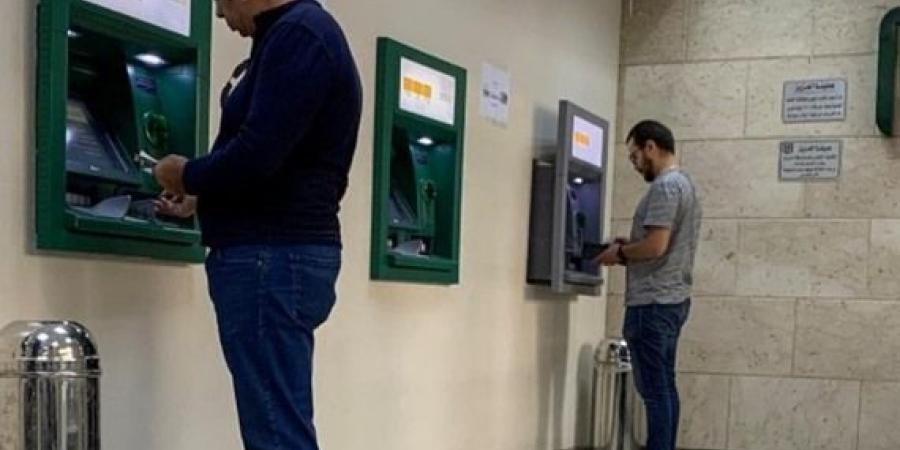 البنك المركزي يعلن رسوم السحب والإيداع من ماكينات الـATM في العام الجديد - خليج نيوز