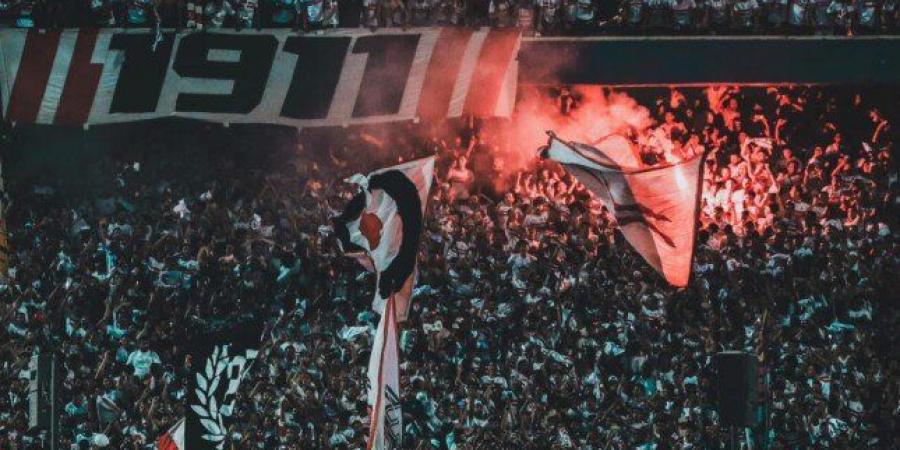 جماهير الزمالك تحتفل مع اللاعبين بالتأهل إلى ربع نهائي الكونفدرالية - خليج نيوز